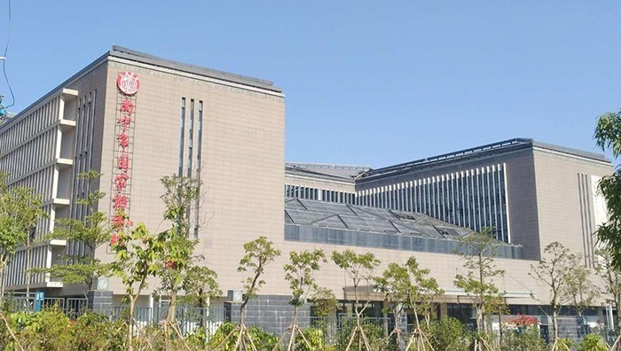 Complete side elevation of Nanning Municipal Archives with its Chinese sign and light-grey modular wall fields