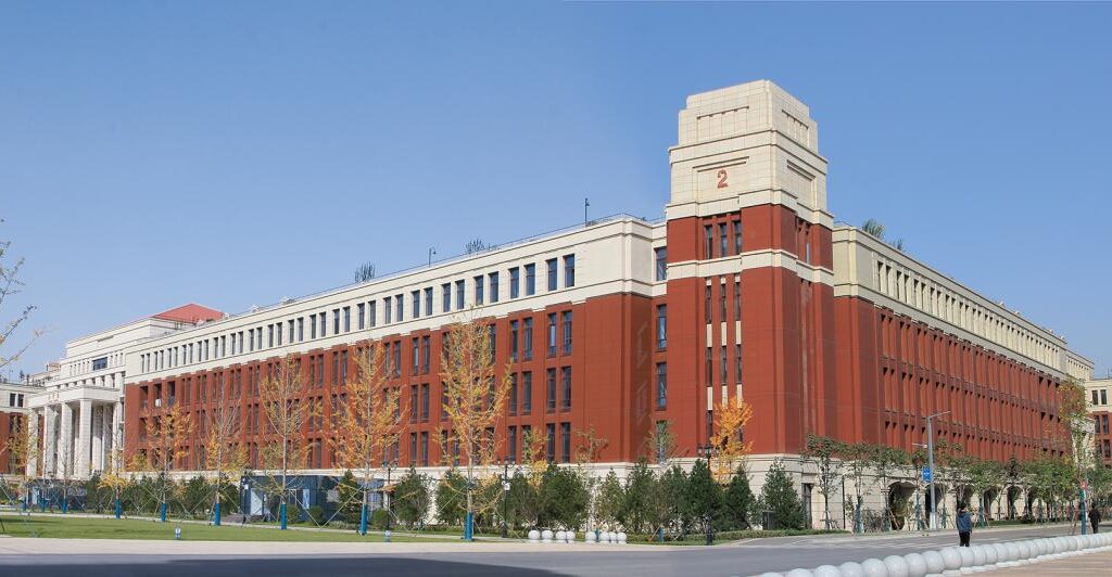 Первый университет Китая без «стены»