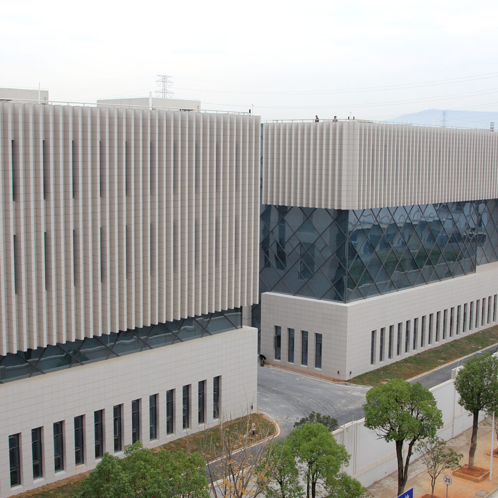 Fassadenfliesen und Terrakotta-Baguettes im HKB-Archivzentrum