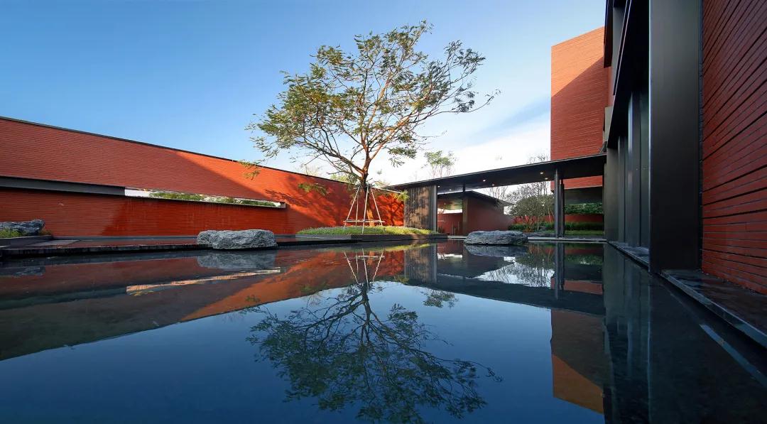 Upptäck LOPO:s nya röda terrakottaplattor för modern och elegant väggdekor
