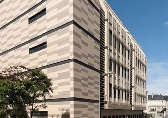 تعرف على كيفية مساهمة لوحة الواجهة الخارجية Terracotta في تصميم المباني المستدامة من خلال خصائصها الصديقة للبيئة وكفاءة الطاقة.
