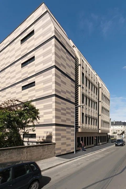 Lär dig hur Exteriör Fasad Terracotta Panel bidrar till hållbar byggnadsdesign genom sina miljövänliga egenskaper och energieffektivitet.