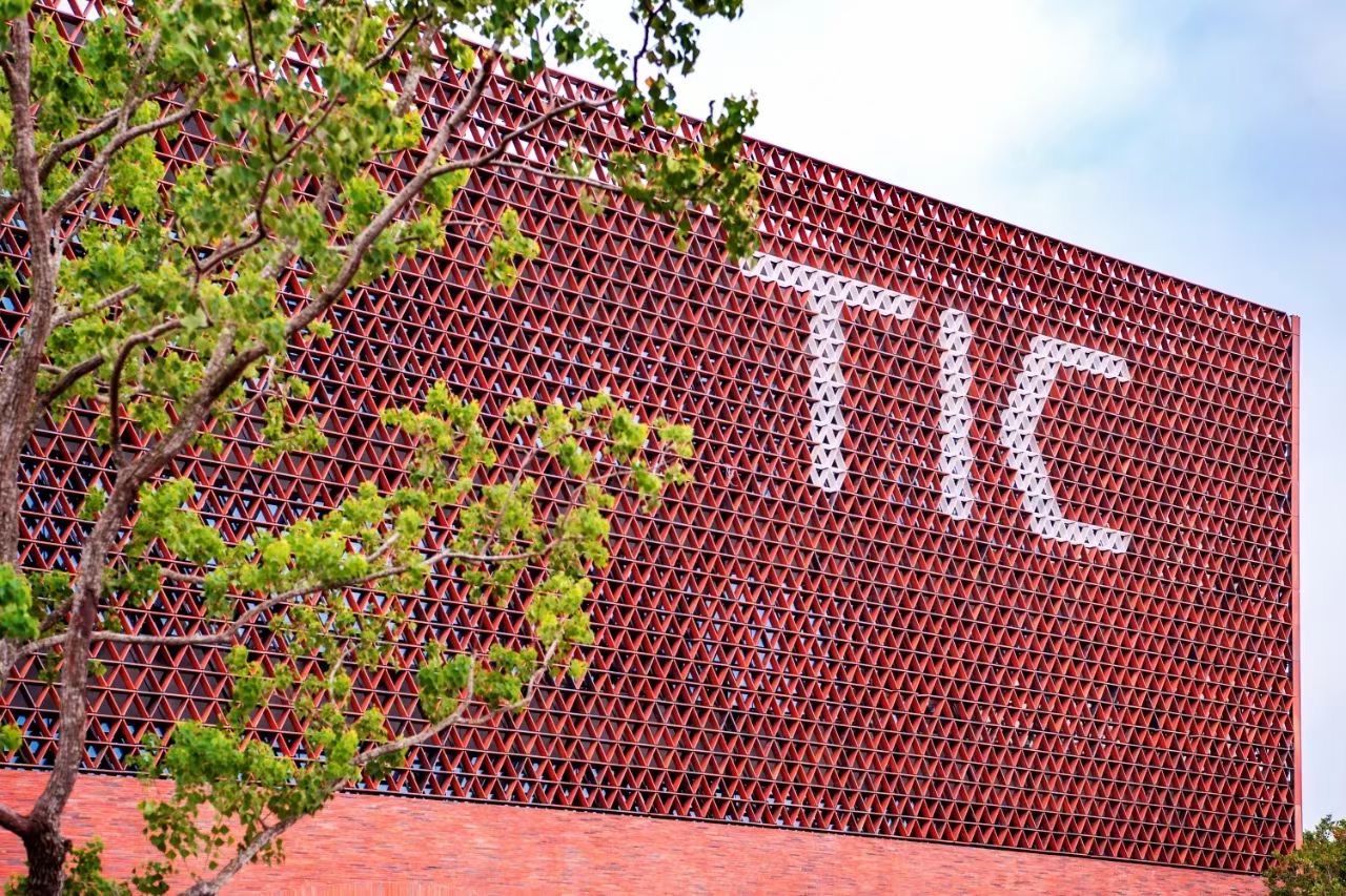 Ett nytt perspektiv på terrakotta i modern arkitektonisk design: en fallstudie av TIC Arts Center