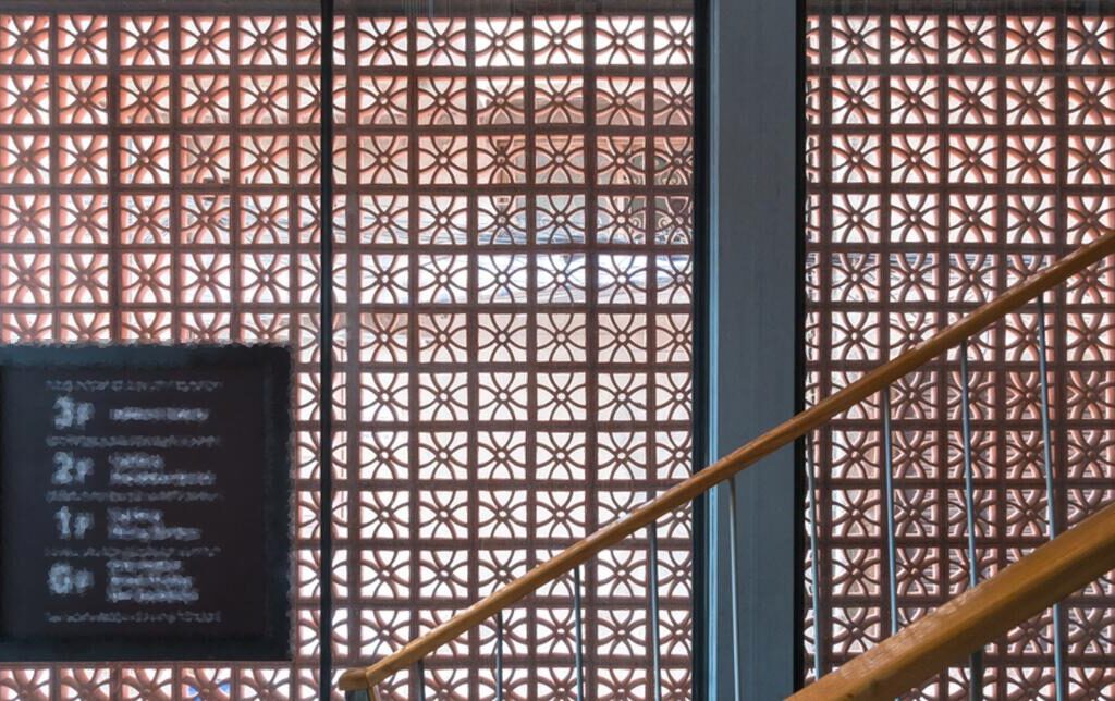 Begeben Sie sich auf eine Designreise von Terrakottaböden bis hin zu Blockwänden. Entdecken Sie die Vielseitigkeit, Schönheit und Funktionalität von Terrakotta-Blechsteinen in der modernen Architektur mit Einblicken in Installations-, Wartungs- und Designtrends für 2023 und 2024.