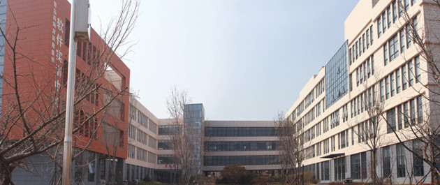LOPO Terrakotta-Panel in Bildungsgebäude anwenden